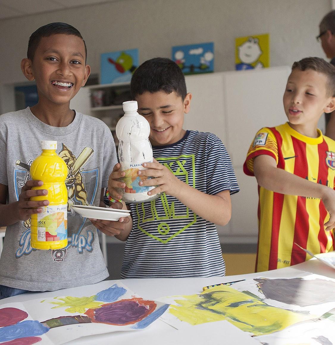 Kinderen zijn creatief aan het schilderen met verf bij De Kwartiermaker in Den Bosch. Kinderen zijn creatief aan het schilderen met verf bij De Kwartiermaker in Den Bosch.