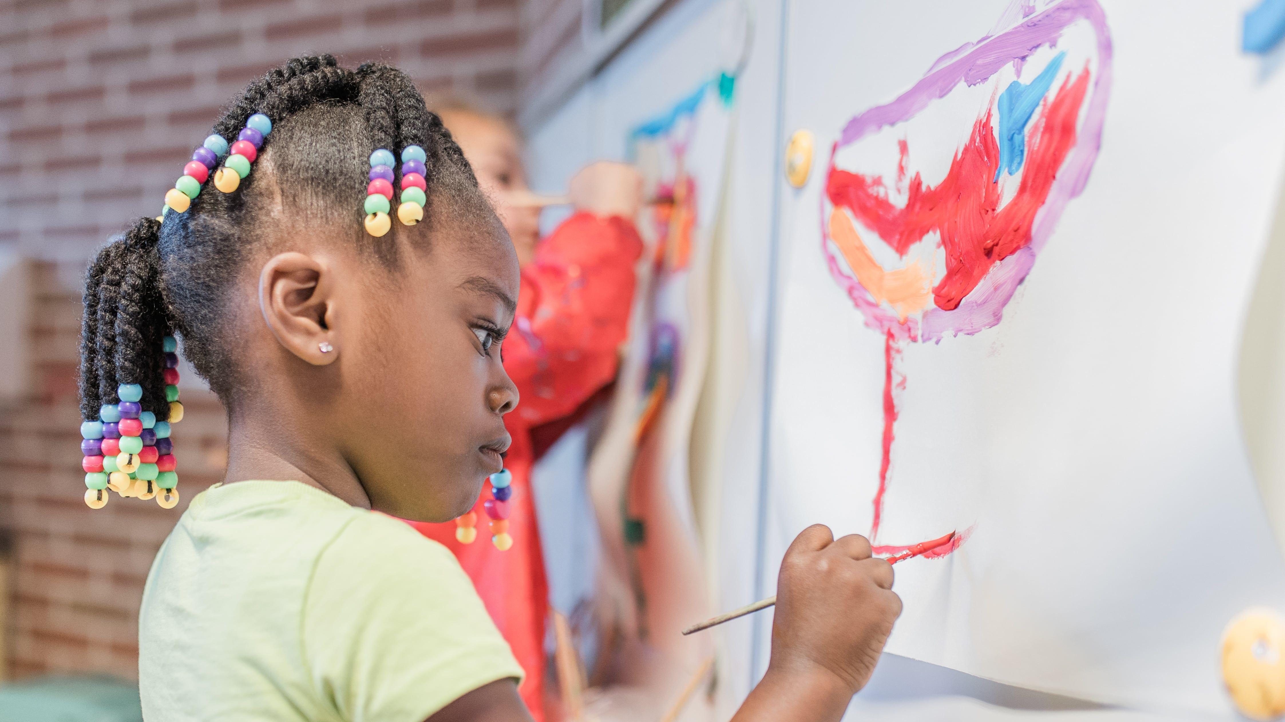 Kinderen zijn creatief aan het schilderen tijdens een activiteit op IKC Sint Paulus in Leeuwarden. Kinderen zijn creatief aan het schilderen tijdens een activiteit op IKC Sint Paulus in Leeuwarden.