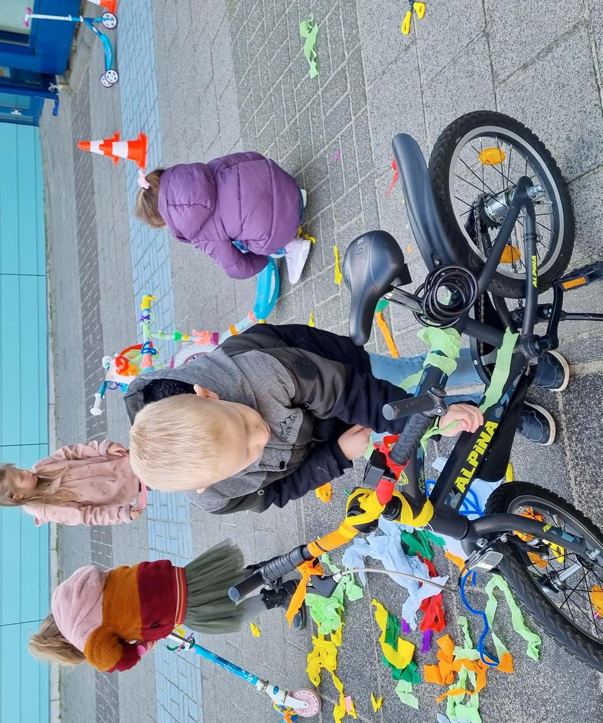 Kinderen zijn creatief aan het spelen op het schoolplein van de Prins Mauritsschool in Delft. Kinderen zijn creatief aan het spelen op het schoolplein van de Prins Mauritsschool in Delft.