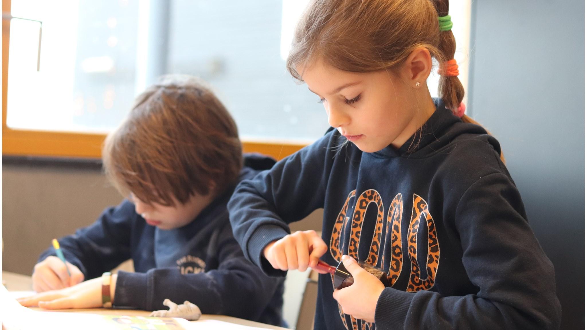 Kinderen zijn creatief aan het werk in de klas van basisschool Opmaat in Nieuw-Vennep.