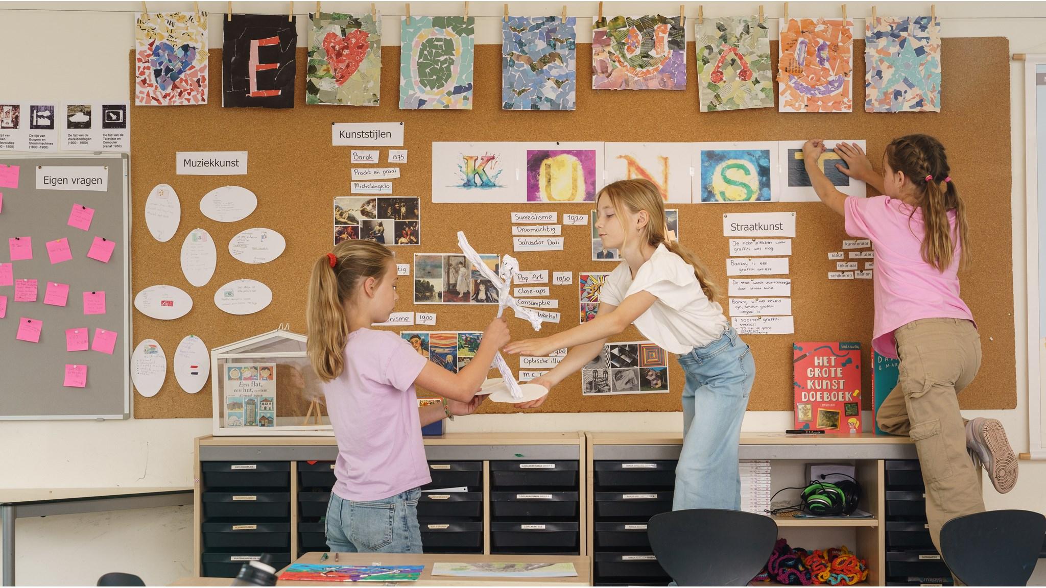 Kinderen zijn creatief bezig in het klaslokaal van CKC De Rietzanger in Eelderwolde.