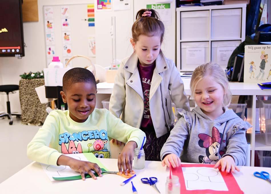 Kinderen zijn creatief bezig met knutselen op de Christelijke Basisschool Avonturijn in Hilversum. Kinderen zijn creatief bezig met knutselen op de Christelijke Basisschool Avonturijn in Hilversum.