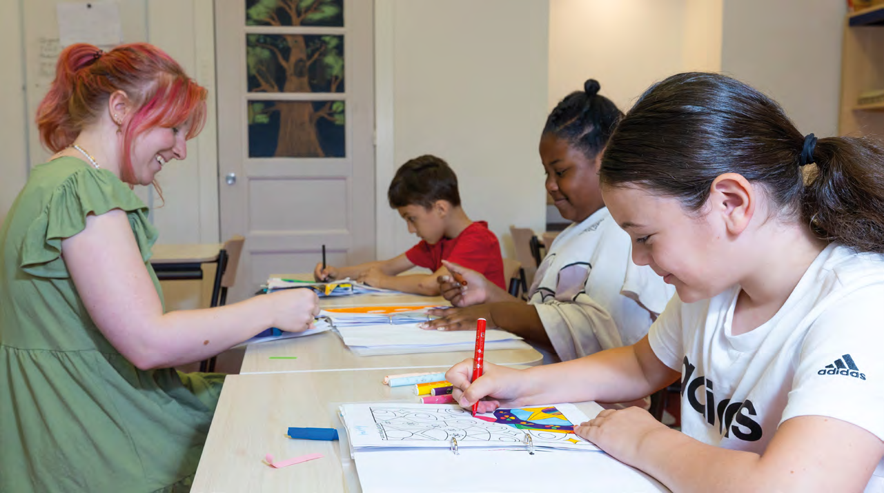 Kinderen zijn druk bezig met kleuractiviteiten in De Springplank in Huizen. Kinderen zijn druk bezig met kleuractiviteiten in De Springplank in Huizen.