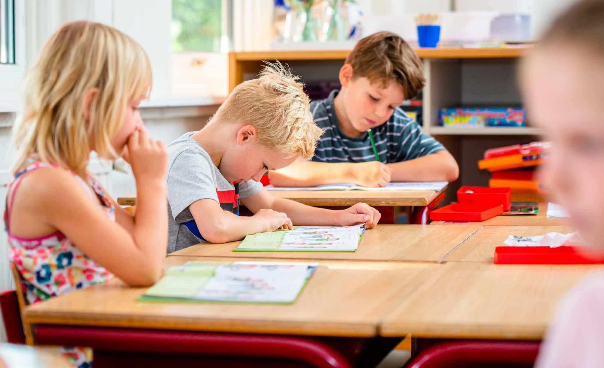Kinderen zijn geconcentreerd aan het werk in de klas van Chr. Basisschool Het Mozaiek in Zwolle. Kinderen zijn geconcentreerd aan het werk in de klas van Chr. Basisschool Het Mozaiek in Zwolle.