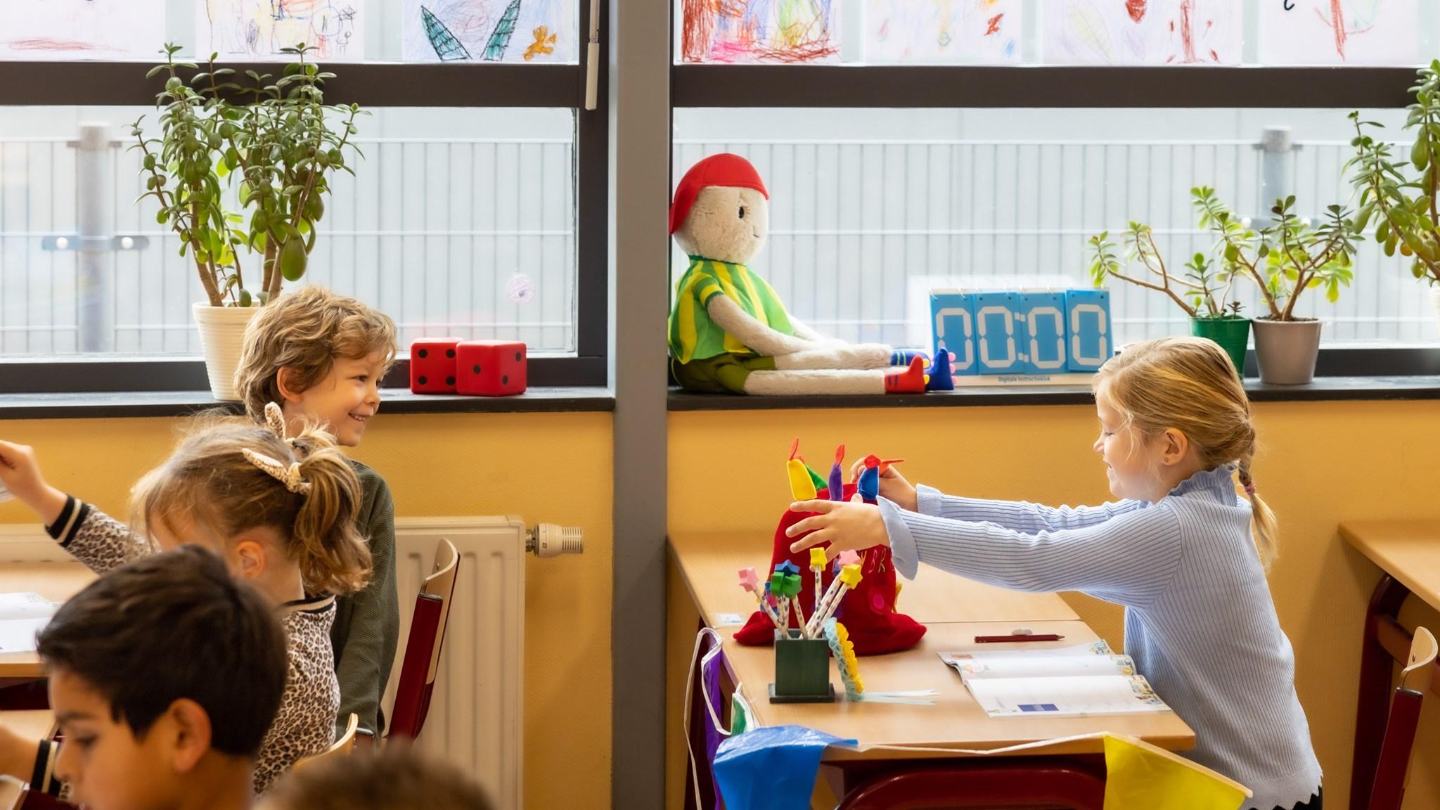 Kinderen zijn samen aan het spelen en leren in de klas van SBO Park en Dijk in Gouda. Kinderen zijn samen aan het spelen en leren in de klas van SBO Park en Dijk in Gouda.