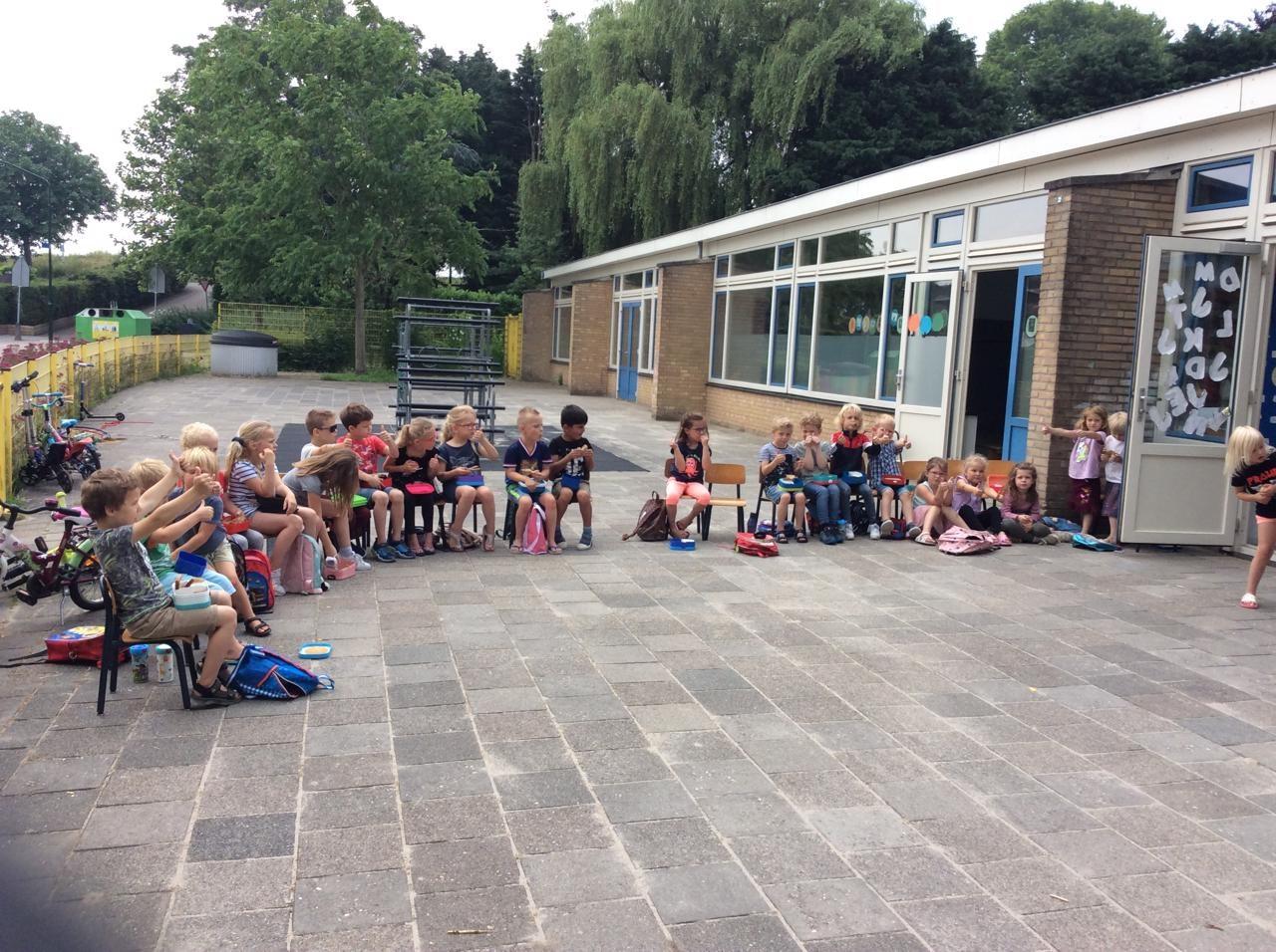 Kinderen zitten op het schoolplein van de Prins Willem Alexanderschool in Ophemert. Kinderen zitten op het schoolplein van de Prins Willem Alexanderschool in Ophemert.