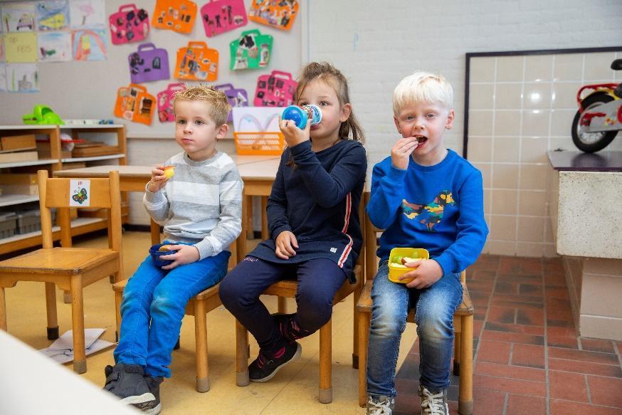Kinderen zitten op stoelen en genieten van hun snack tijdens een activiteit op Basisschool De Uilenburcht in Driebergen-Rijsenburg. Kinderen zitten op stoelen en genieten van hun snack tijdens een activiteit op Basisschool De Uilenburcht in Driebergen-Rijsenburg.