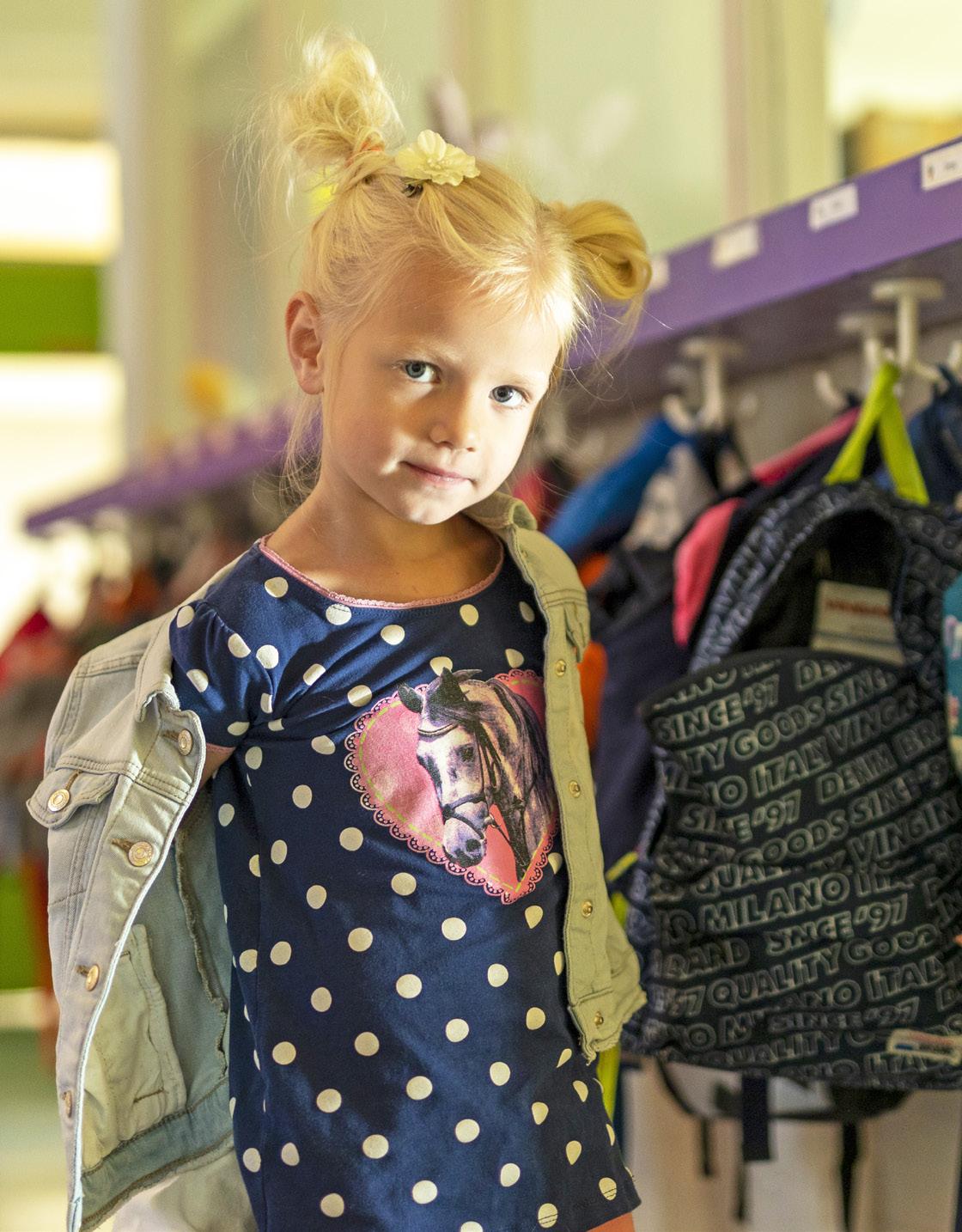 Kindje met een blouse en stippen, in de gang van basisschool De Brug in IJsselstein.