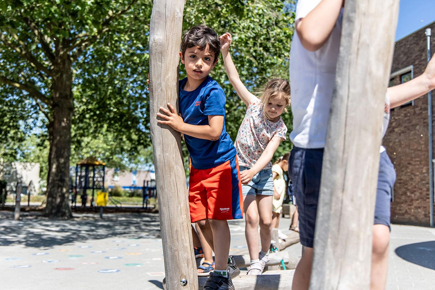 Kindplein 't Centrum in Uden biedt een levendig schoolplein waar kinderen spelen en leren. Kindplein 't Centrum in Uden biedt een levendig schoolplein waar kinderen spelen en leren.