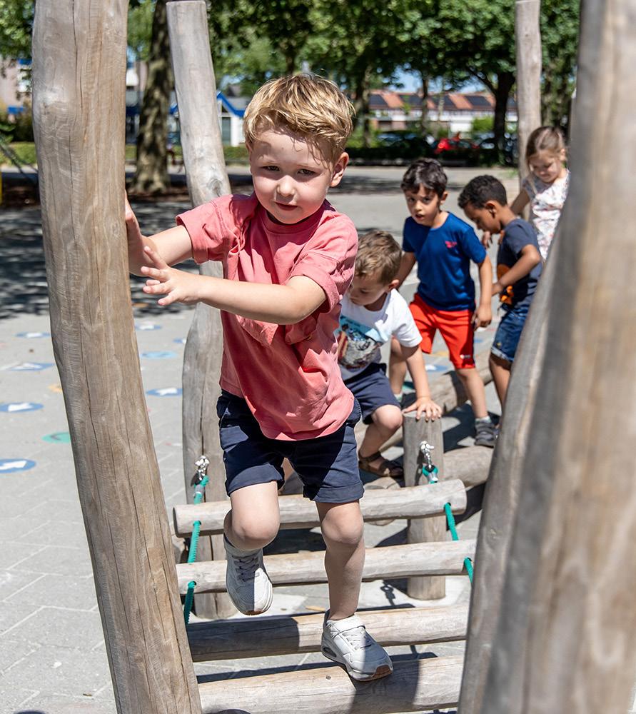 Kindplein 't Centrum in Uden, kinderen spelen op het schoolplein. Kindplein 't Centrum in Uden, kinderen spelen op het schoolplein.