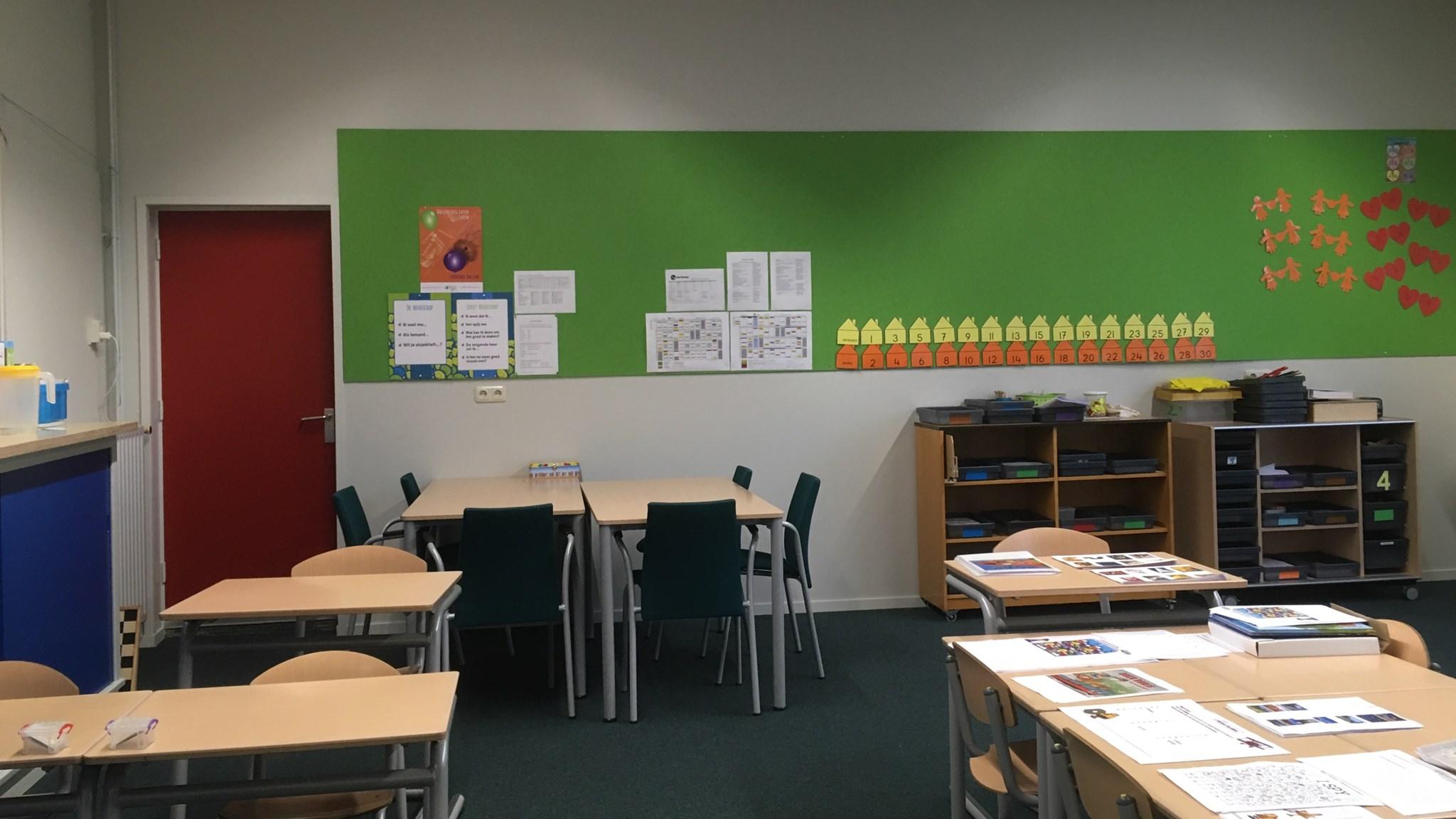 Klaslokaal bij Basisschool Nicolaas in Erp met meubels en leer materiaal. Klaslokaal bij Basisschool Nicolaas in Erp met meubels en leer materiaal.