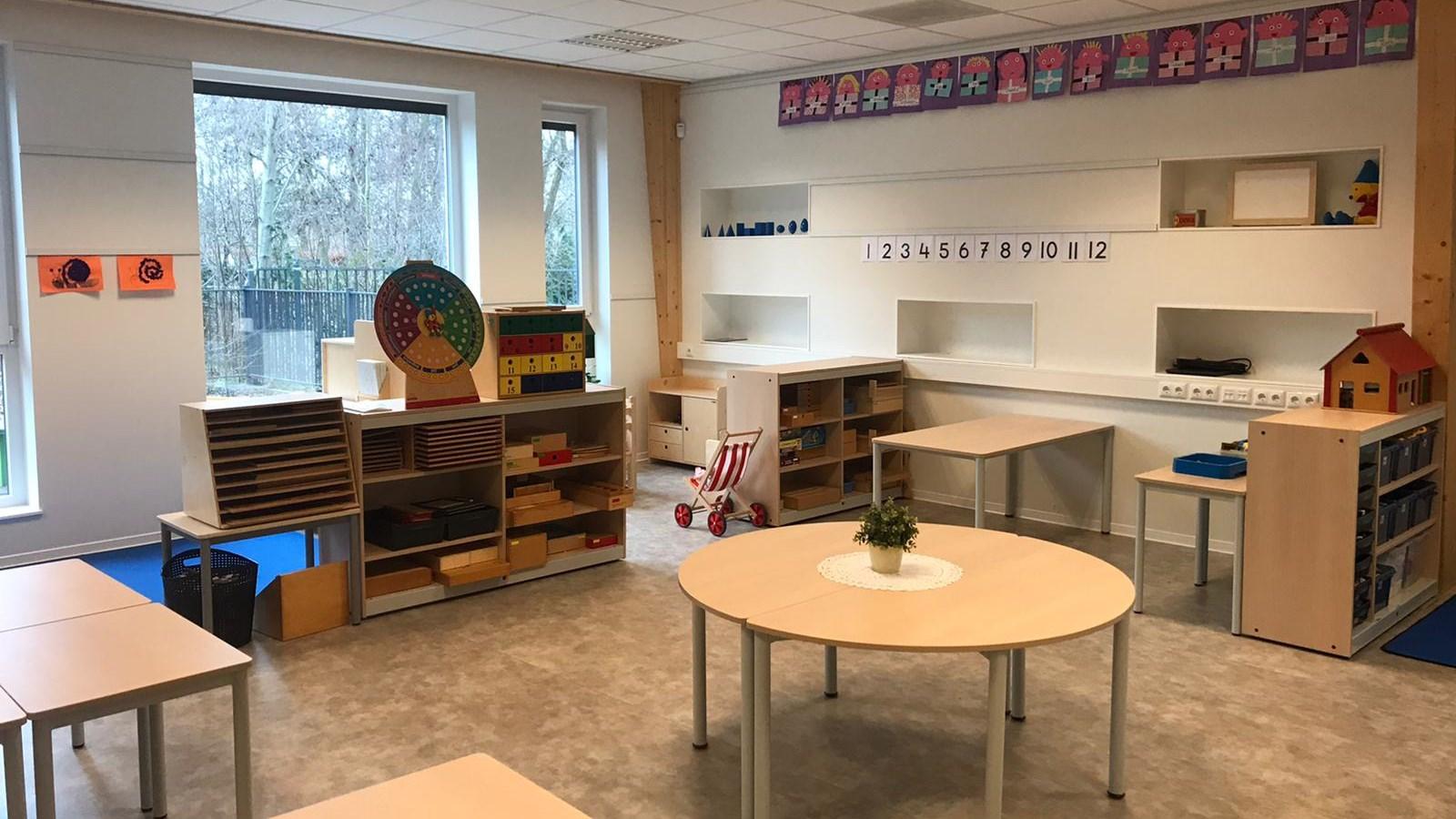 Klaslokaal met educatief speelgoed en tafels op RKB Ter Does in Hoogmade. Klaslokaal met educatief speelgoed en tafels op RKB Ter Does in Hoogmade.