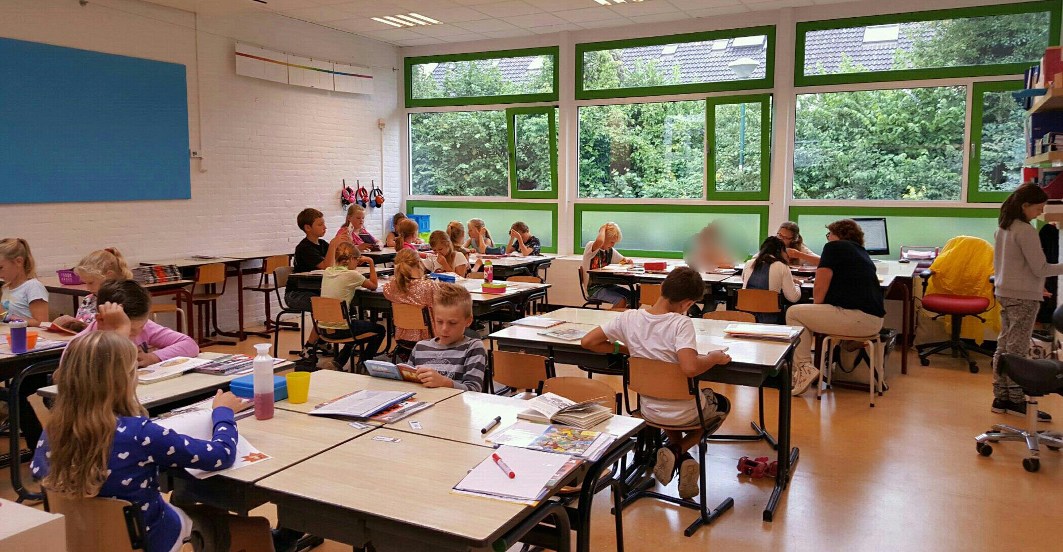 Klaslokaal met leerlingen aan het werk op Basisschool Het Kompas in Leusden. Klaslokaal met leerlingen aan het werk op Basisschool Het Kompas in Leusden.
