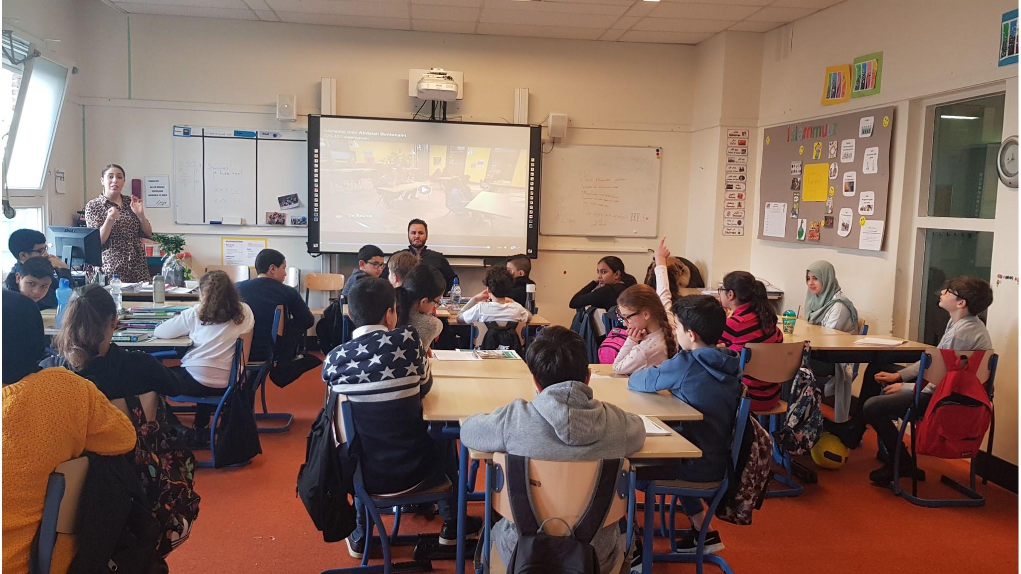 Klaslokaal met leerlingen tijdens een les aan de Risala school in Rotterdam. Klaslokaal met leerlingen tijdens een les aan de Risala school in Rotterdam.