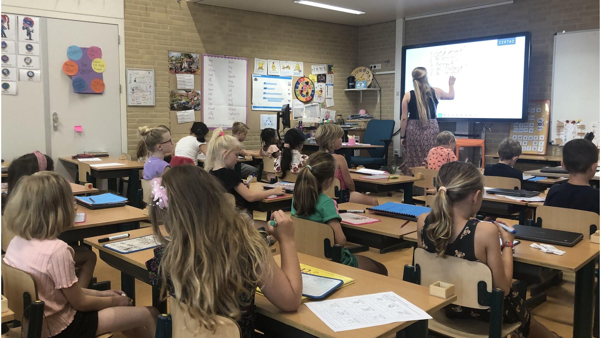 Klaslokaal met leerlingen van Openbare Basisschool de Regenboog in Voorthuizen tijdens een les. Klaslokaal met leerlingen van Openbare Basisschool de Regenboog in Voorthuizen tijdens een les.