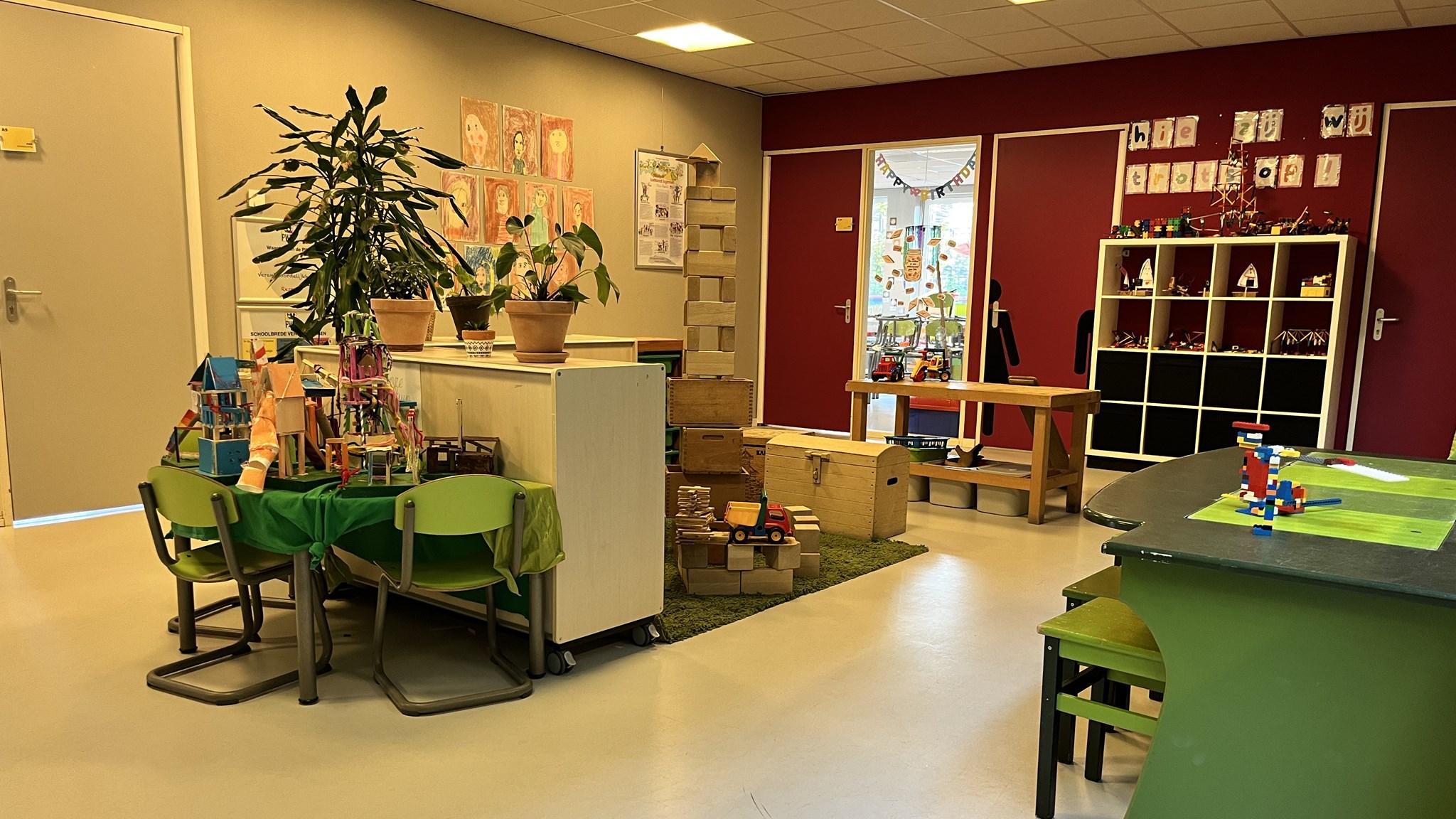 Klaslokaal met speelmateriaal en creatieve projecten op obs Prinses Wilhelmina in Lexmond.