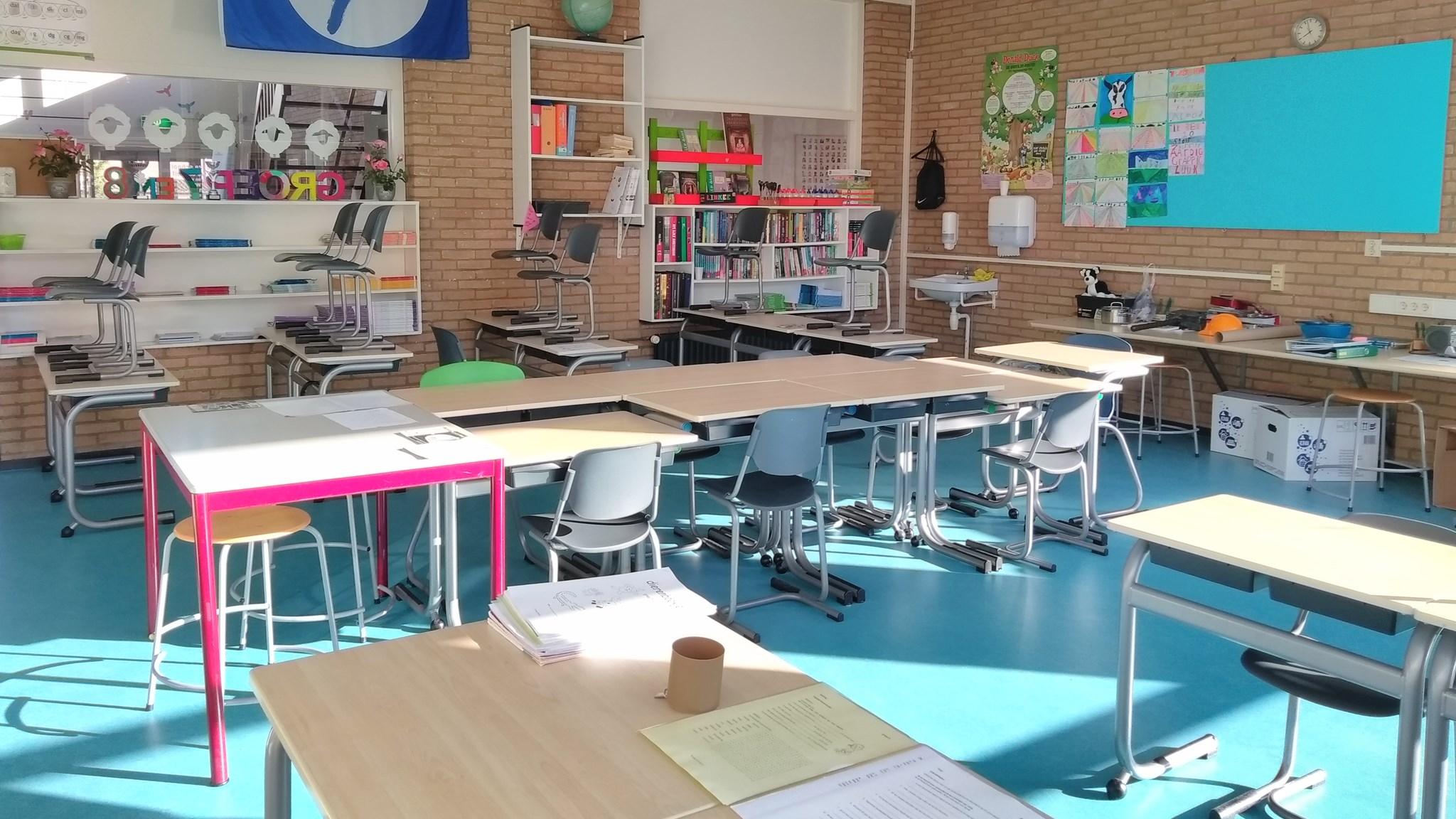 Klaslokaal van Basisschool Buten De Poorte in Goedereede met verschillende bureaus en stoelen. Klaslokaal van Basisschool Buten De Poorte in Goedereede met verschillende bureaus en stoelen.