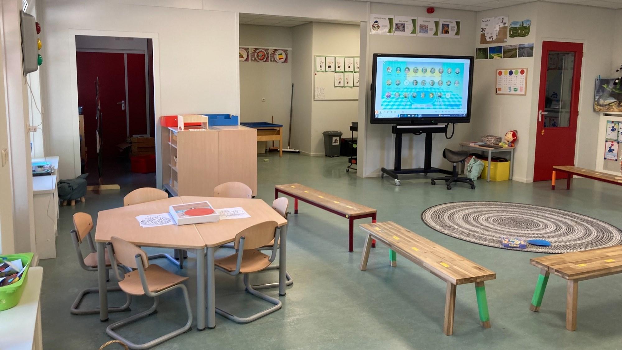 Klaslokaal van Basisschool Nicolaas in Erp met diverse meubelstukken en een digitaal scherm. Klaslokaal van Basisschool Nicolaas in Erp met diverse meubelstukken en een digitaal scherm.