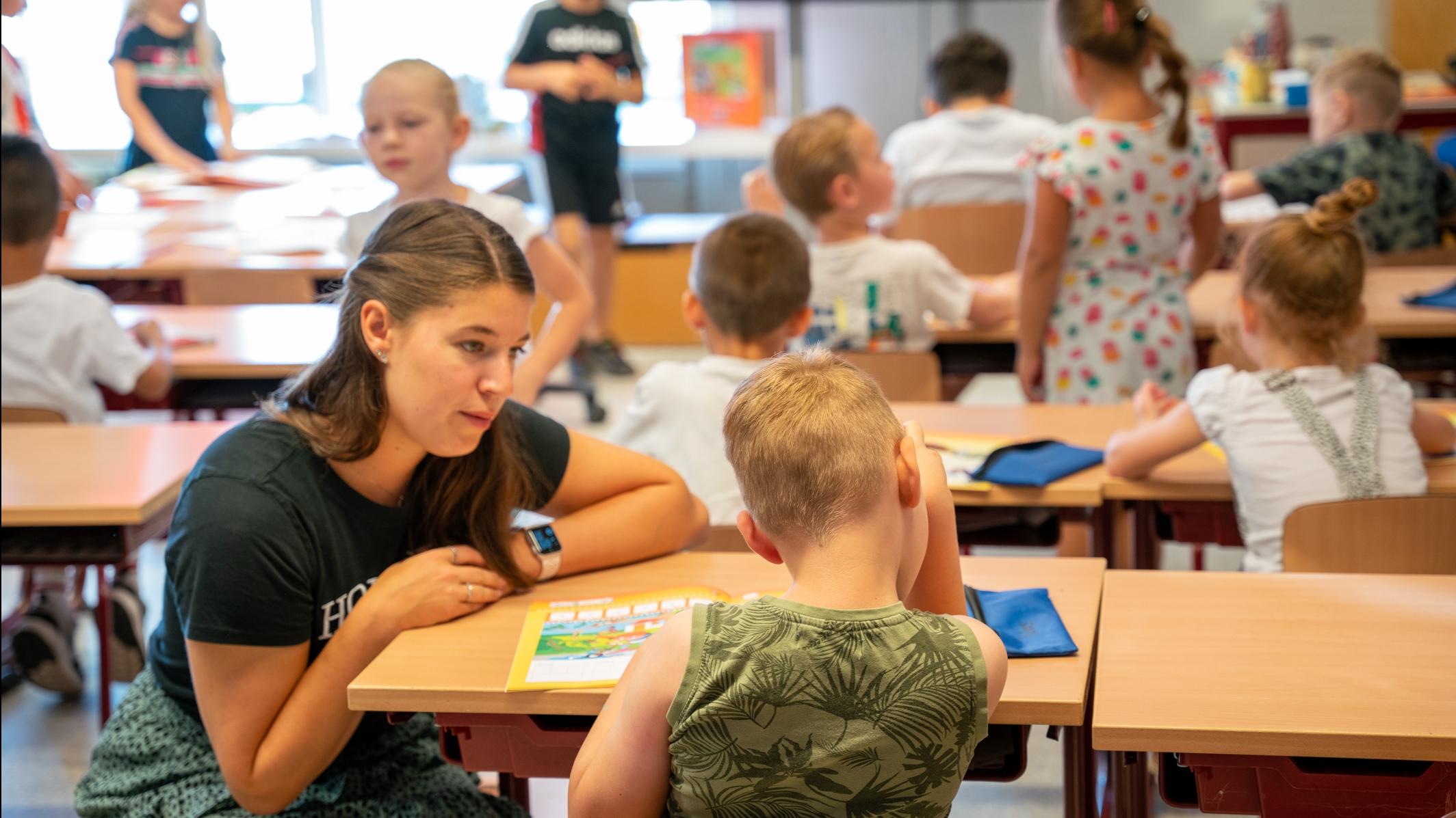 Klaslokaal van BS Hertogin Johanna A in Oss met een leerkracht die met een leerling werkt. Klaslokaal van BS Hertogin Johanna A in Oss met een leerkracht die met een leerling werkt.