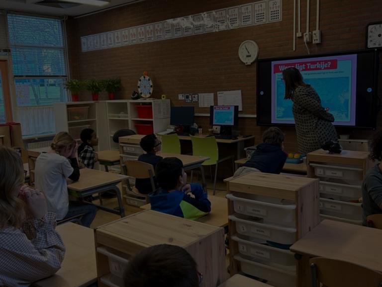 Klaslokaal van de A Willeboerschool in Rotterdam, waar een lerares een les geeft over Turkije aan een groep leerlingen. Klaslokaal van de A Willeboerschool in Rotterdam, waar een lerares een les geeft over Turkije aan een groep leerlingen.