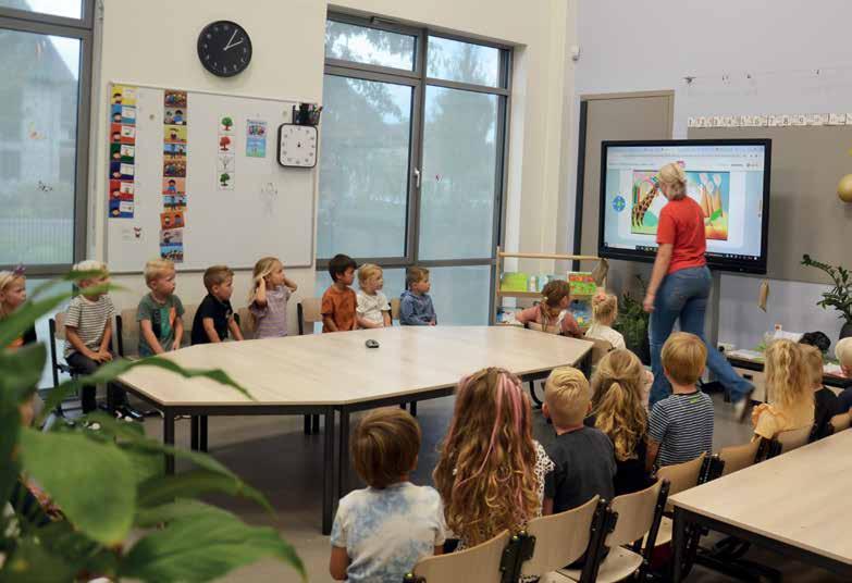 Klaslokaal van De Vlindertuin in Voorthuizen met kinderen die naar een presentatie kijken. Klaslokaal van De Vlindertuin in Voorthuizen met kinderen die naar een presentatie kijken.