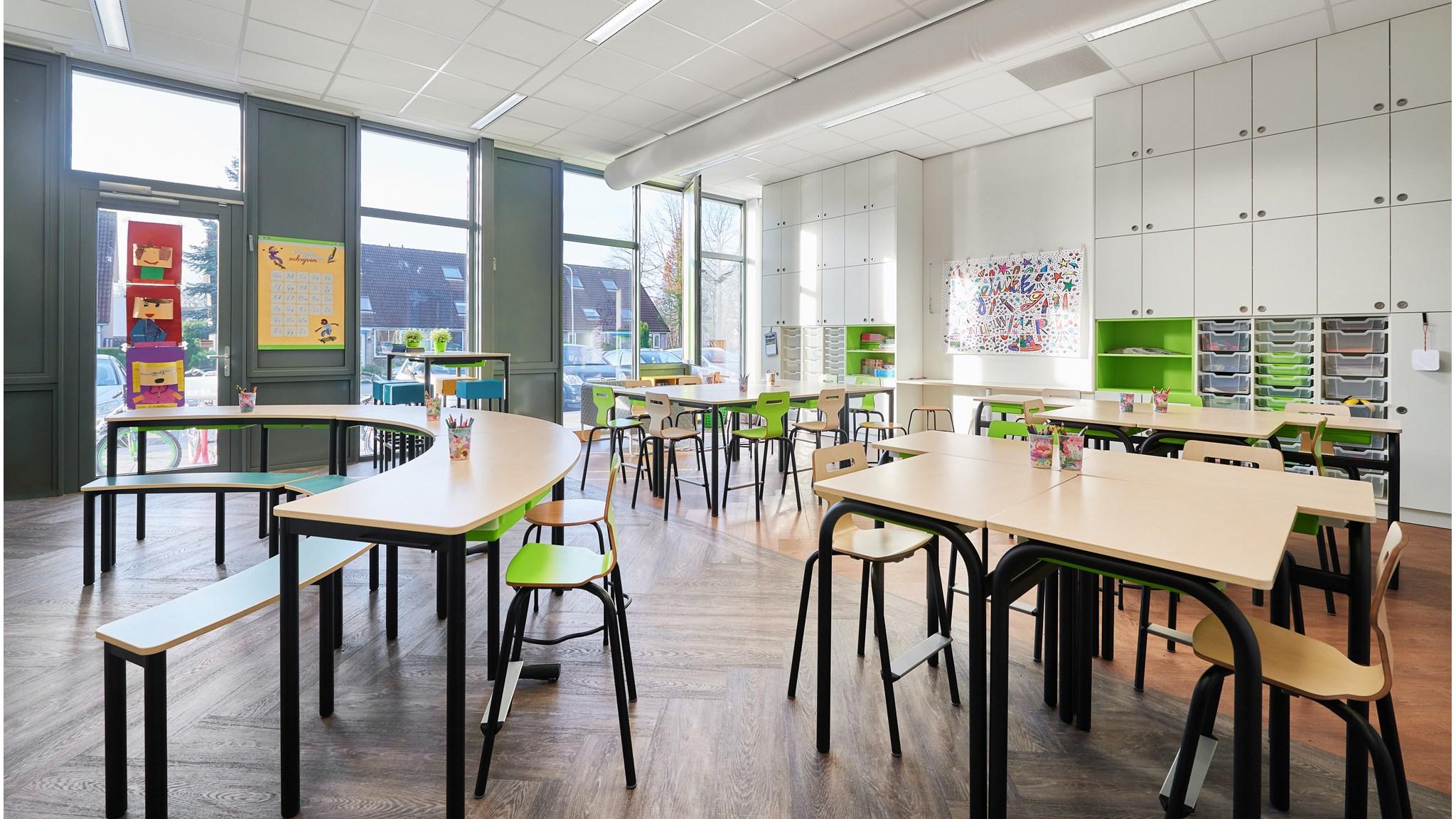 Klaslokaal van IKC De Westerburcht in Eelde met moderne meubels en een lichte, open inrichting. Klaslokaal van IKC De Westerburcht in Eelde met moderne meubels en een lichte, open inrichting.