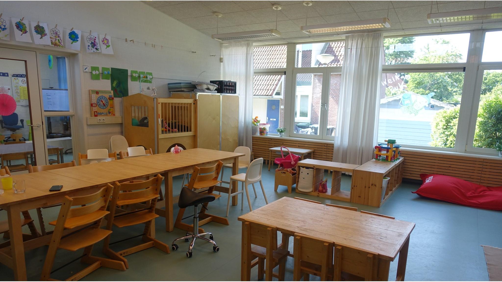 Klaslokaal van Kindcentrum De Poeljeugd in 's-Heer Hendrikskinderen met een speelse inrichting en veel natuurlijk licht. Klaslokaal van Kindcentrum De Poeljeugd in 's-Heer Hendrikskinderen met een speelse inrichting en veel natuurlijk licht.