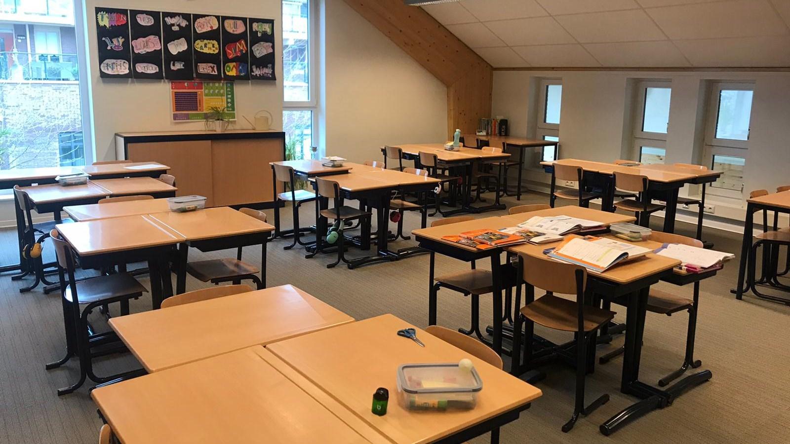 Klaslokaal van RKB Ter Does in Hoogmade met meubels en materialen voor leerlingen. Klaslokaal van RKB Ter Does in Hoogmade met meubels en materialen voor leerlingen.