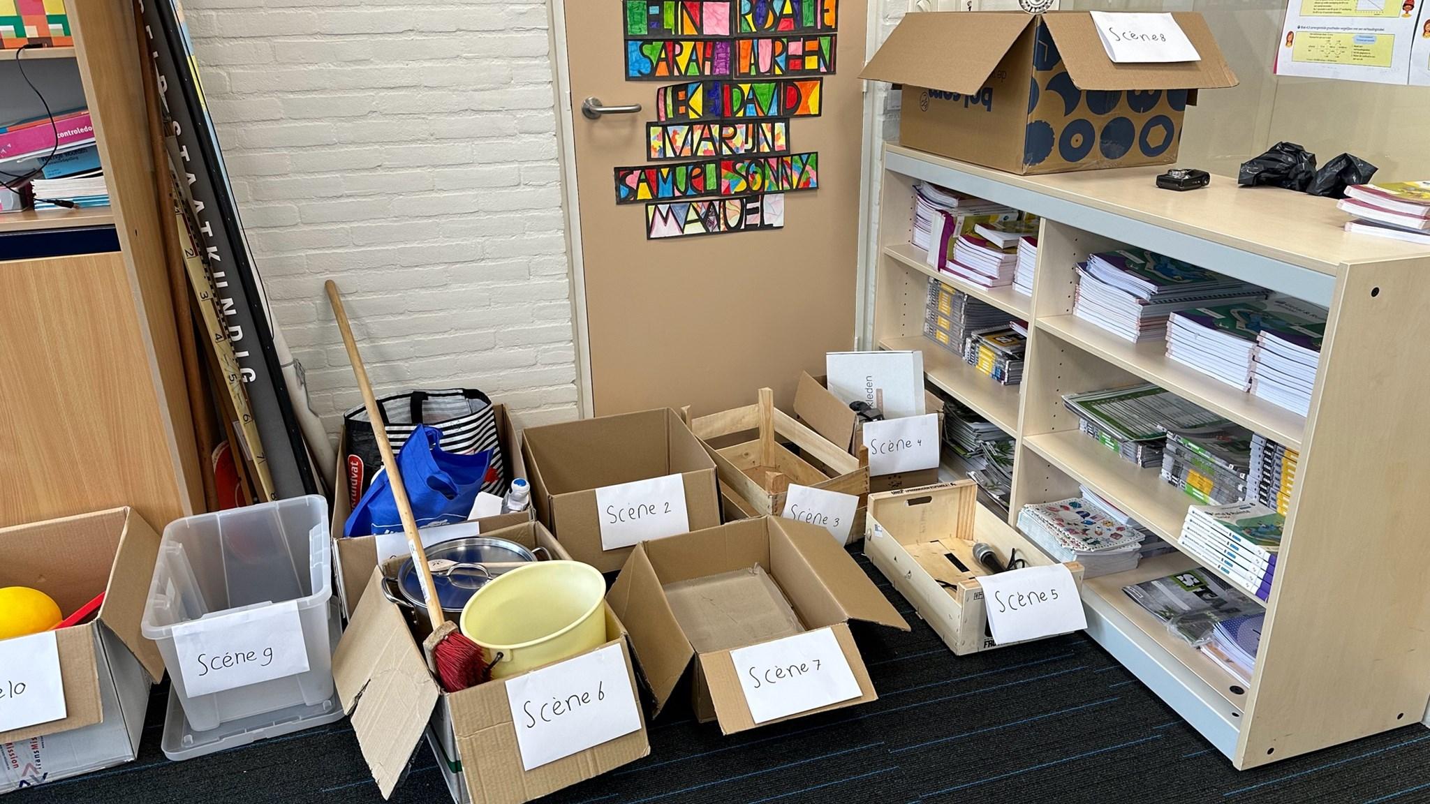Klasruimte van Basisschool Piet Prins - school met de Bijbel in Stadskanaal met gelabelde dozen voor verschillende scènes. Klasruimte van Basisschool Piet Prins - school met de Bijbel in Stadskanaal met gelabelde dozen voor verschillende scènes.