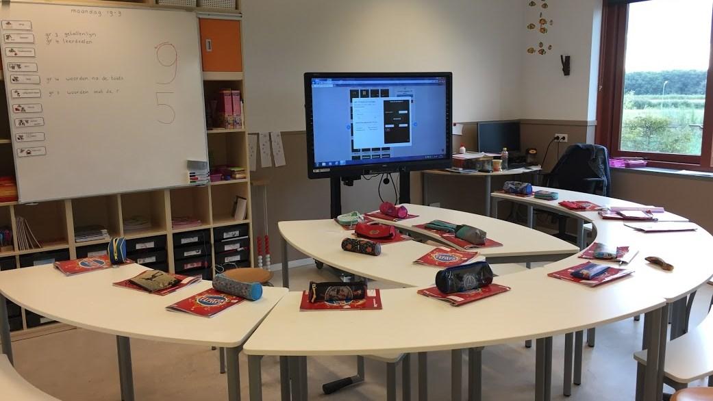 Klassekamerin in Algemeen Bijzondere Basisschool Het Universum in Almere met een moderne inrichting en lesmaterialen. Klassekamerin in Algemeen Bijzondere Basisschool Het Universum in Almere met een moderne inrichting en lesmaterialen.