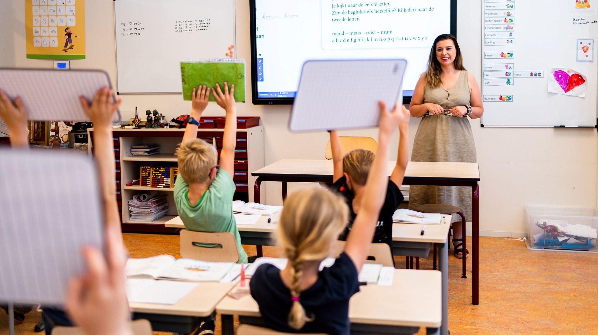 Klassenkamer met leerlingen die hun antwoorden omhoog houden tijdens de les aan de Johannesschool in Pijnacker. Klassenkamer met leerlingen die hun antwoorden omhoog houden tijdens de les aan de Johannesschool in Pijnacker.