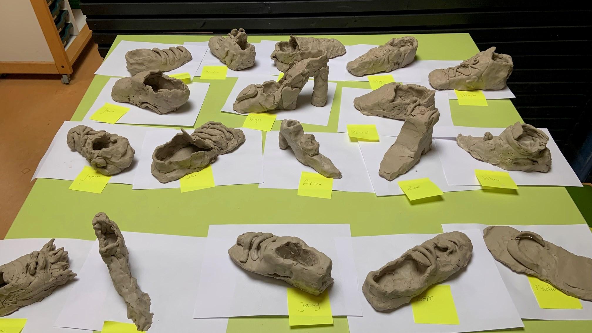 Klei sculpturen van schoenen gemaakt door leerlingen van Rooms Katholieke Basisschool De Vrijhoeve in Sprang-Capelle. Klei sculpturen van schoenen gemaakt door leerlingen van Rooms Katholieke Basisschool De Vrijhoeve in Sprang-Capelle.