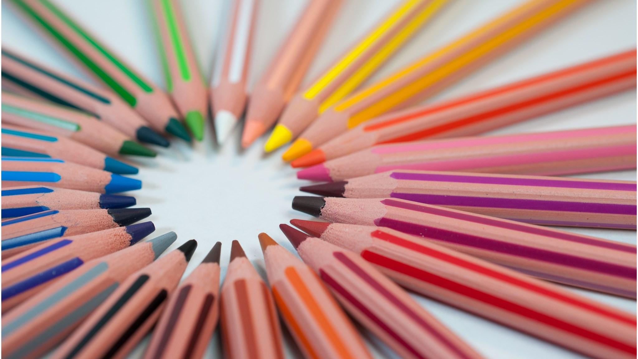 Kleurpotloden in een cirkelvormige opstelling, perfect voor creatief leren aan de Oranjeschool voor Basisonderwijs in Rotterdam.