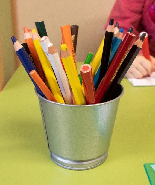 Kleurpotloden in een emmer op de tafel van OEC.Basisschool De Kubus in Zwolle. Kleurpotloden in een emmer op de tafel van OEC.Basisschool De Kubus in Zwolle.