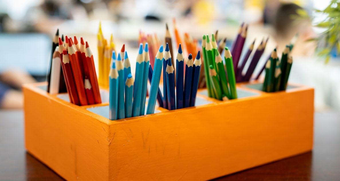 Kleurpotloden in een oranje houder op de Synergieschool St Alfonsus voor basisonderwijs in Roermond. Kleurpotloden in een oranje houder op de Synergieschool St Alfonsus voor basisonderwijs in Roermond.