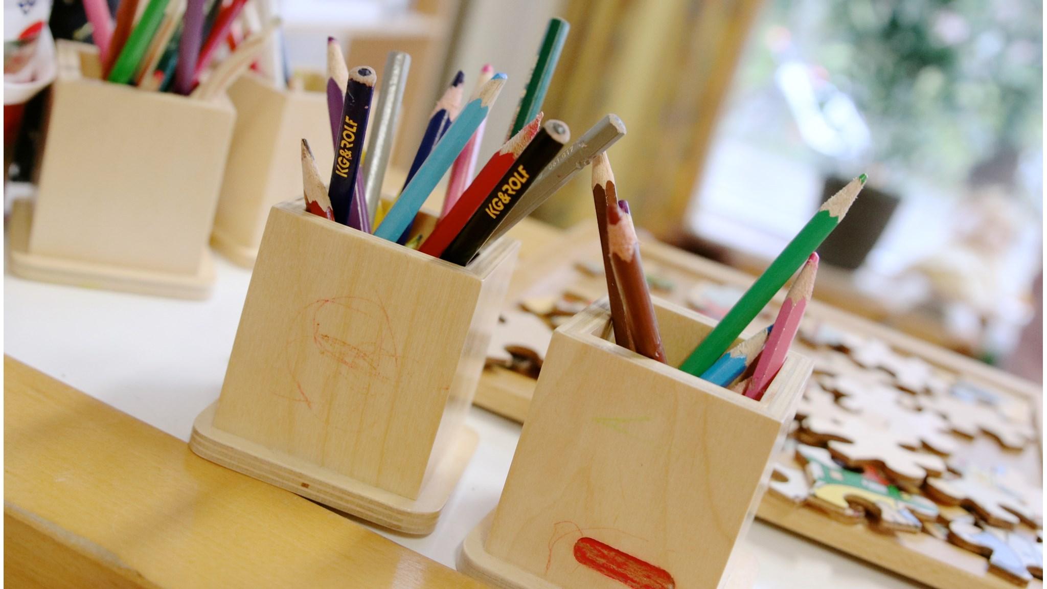 Kleurpotloden in houten houdertjes op de Christelijke Basisschool Het Bastion in Klundert. Kleurpotloden in houten houdertjes op de Christelijke Basisschool Het Bastion in Klundert.