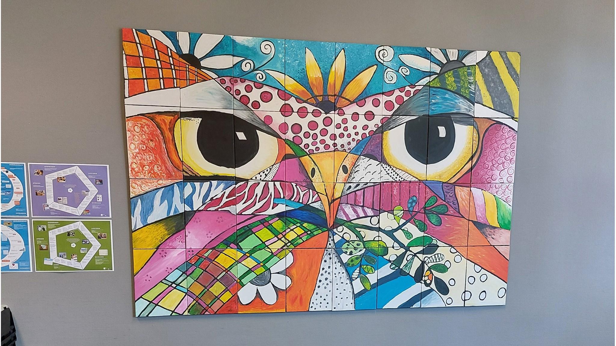Kleurrijk kunstwerk van een uil in Basisschool De Veste in Waspik. Kleurrijk kunstwerk van een uil in Basisschool De Veste in Waspik.
