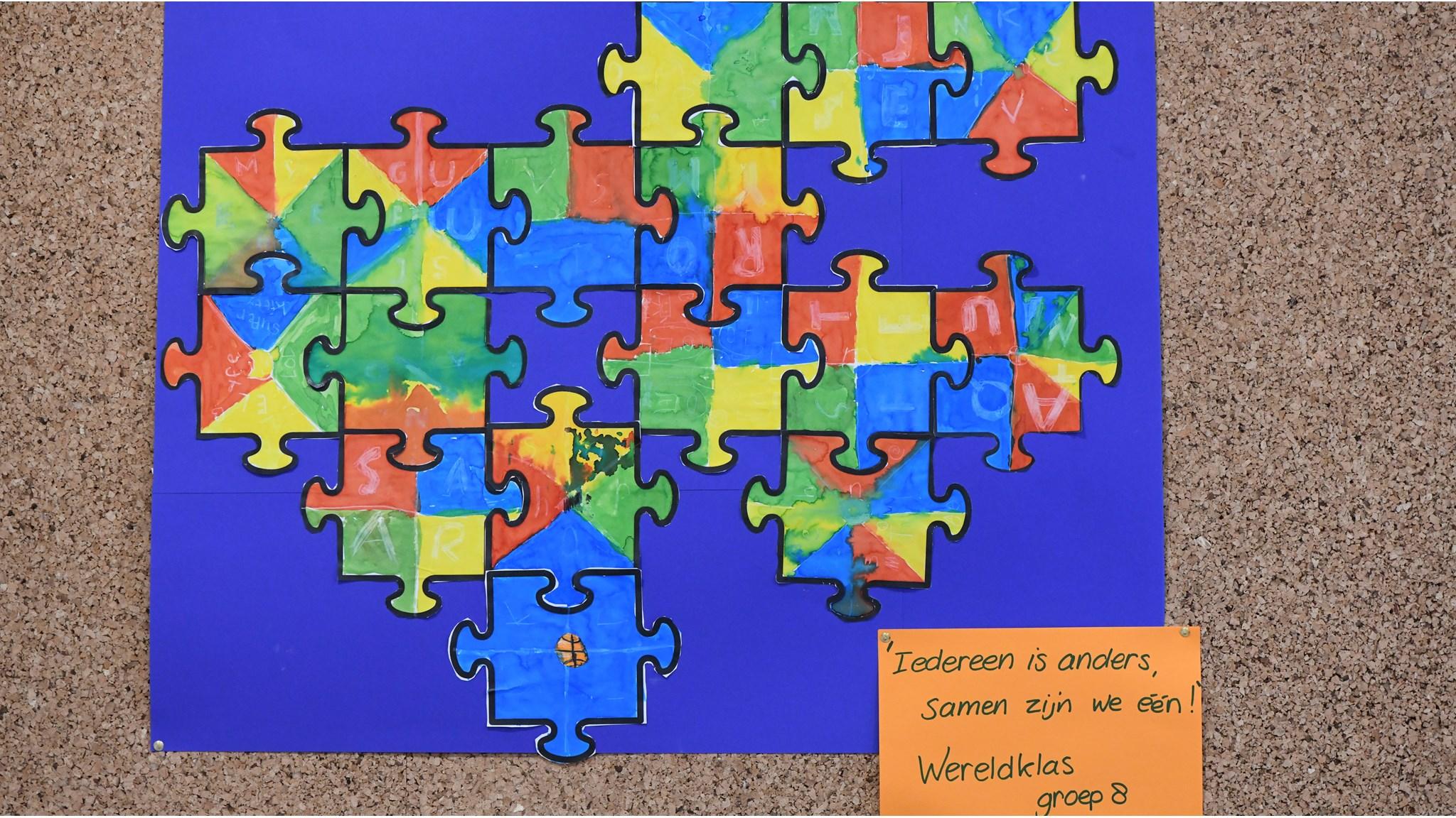 Kleurrijk puzzelkunstwerk met de tekst "Iedereen is anders, samen zijn we één!" van Wereldklas groep 8 aan de Kaleidoscoop in Zeewolde. Kleurrijk puzzelkunstwerk met de tekst "Iedereen is anders, samen zijn we één!" van Wereldklas groep 8 aan de Kaleidoscoop in Zeewolde.