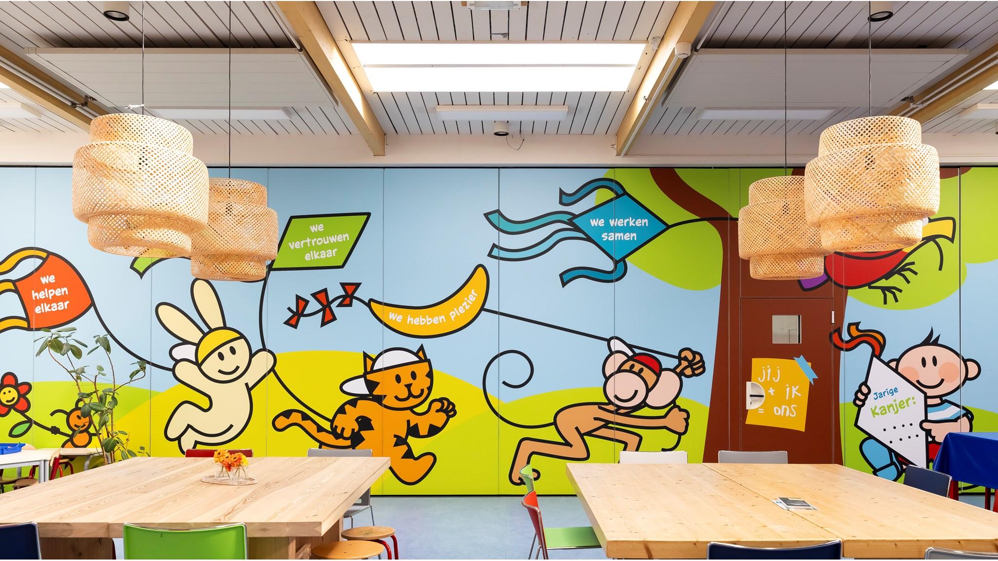 Kleurrijke en vrolijke muurschildering in de Oranje Nassauschool Culemborg die samenwerking en plezier benadrukt. Kleurrijke en vrolijke muurschildering in de Oranje Nassauschool Culemborg die samenwerking en plezier benadrukt.