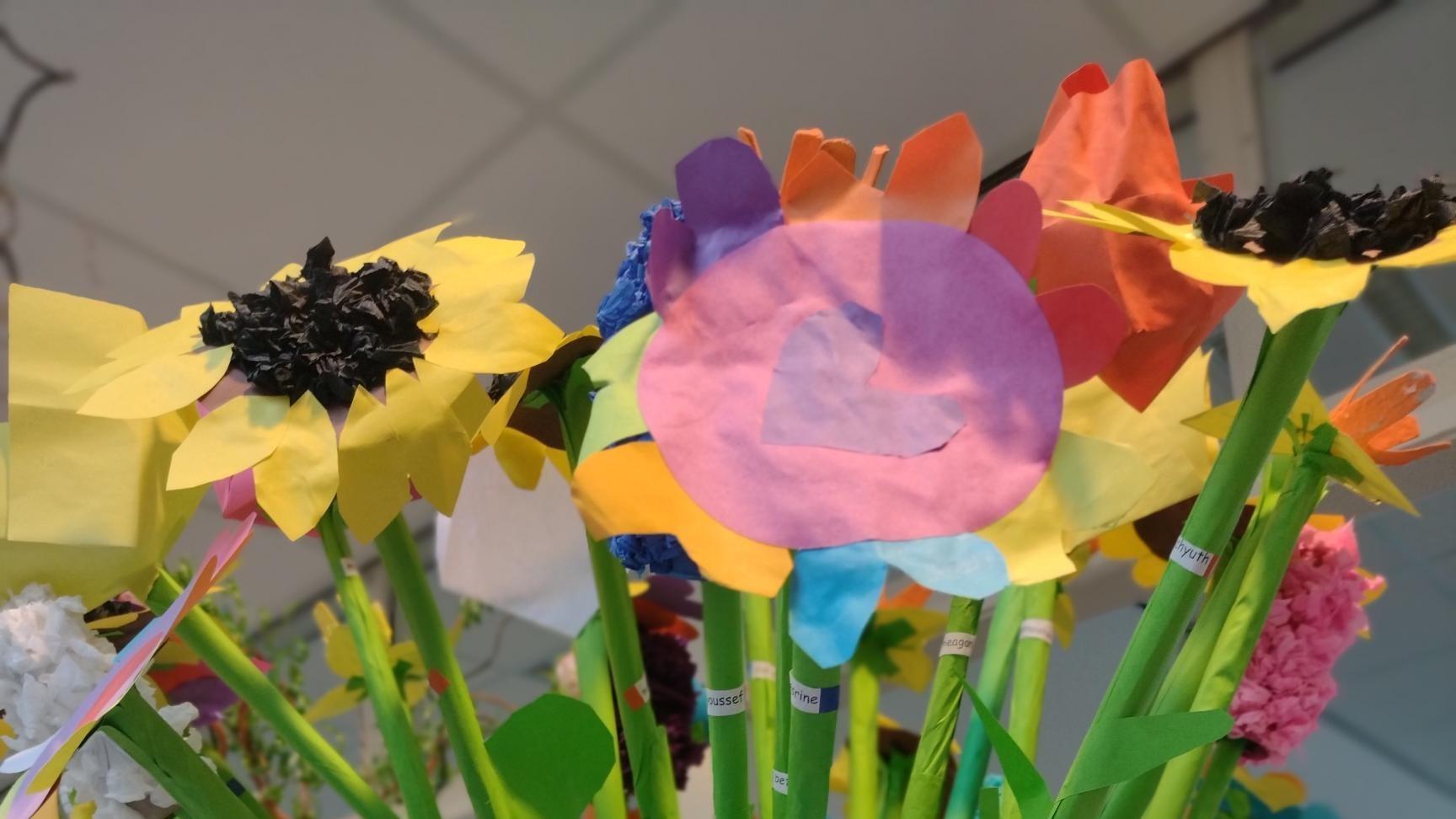 Kleurrijke papieren bloemen gemaakt door leerlingen van De Brink in Lelystad.