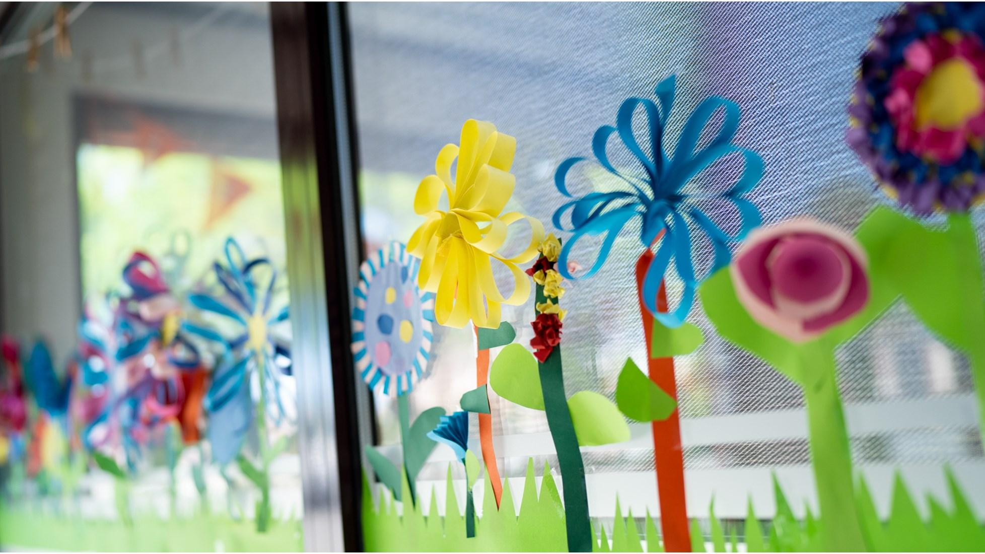 Kleurrijke papieren bloemen versieren het raam van Basisschool De Hovenier in Montfort. Kleurrijke papieren bloemen versieren het raam van Basisschool De Hovenier in Montfort.
