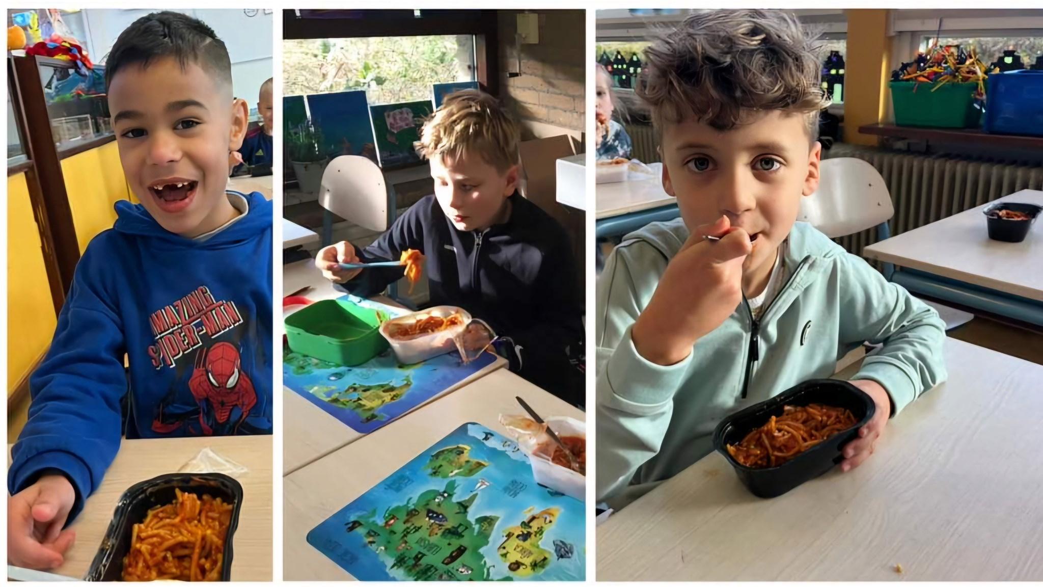 Kleuters van Communityschool De Kameleon in Zwanenburg genieten van hun lunch in de klas.