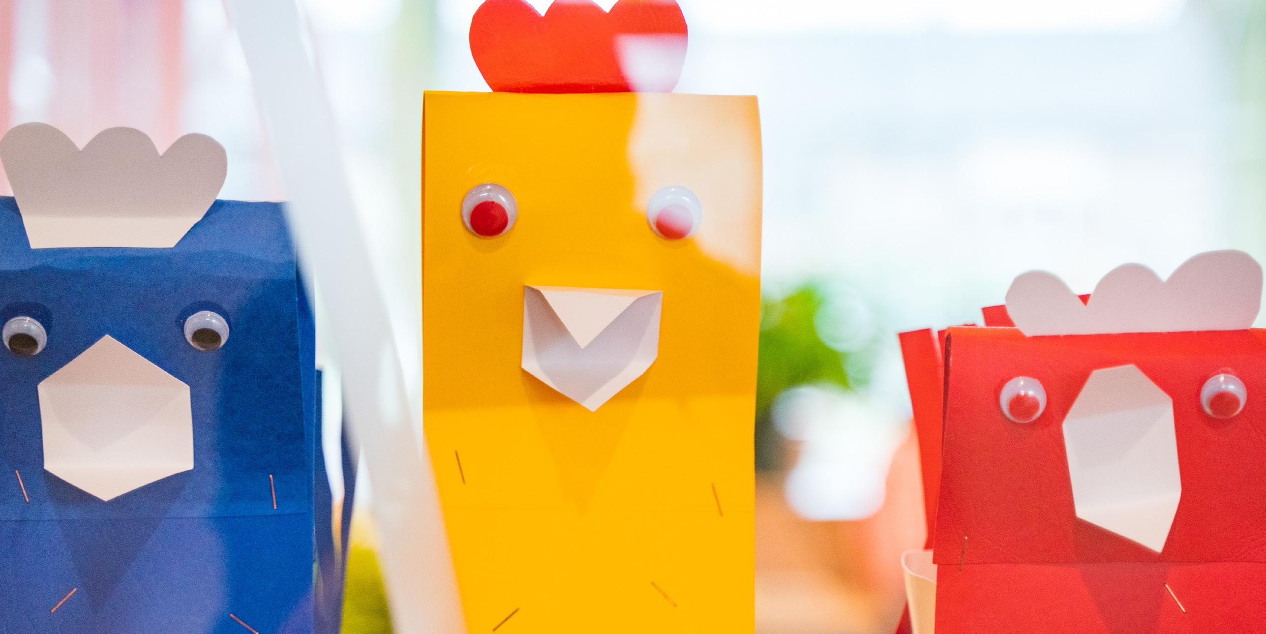 Knutselwerk van vrolijke dieren in de 'Katholieke Basisschool De Hasselbraam' in Etten-Leur. Knutselwerk van vrolijke dieren in de 'Katholieke Basisschool De Hasselbraam' in Etten-Leur.
