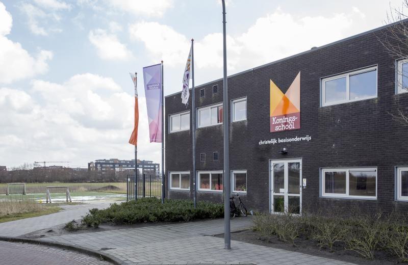 Koningsschool in Waalwijk met een zicht op het schoolplein en de ingang. Koningsschool in Waalwijk met een zicht op het schoolplein en de ingang.
