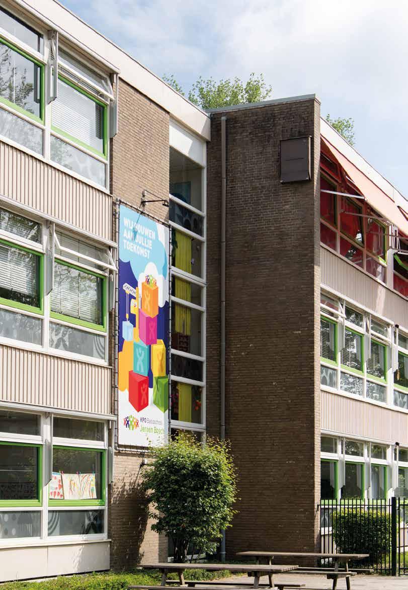 KPO Basisschool Jeroen Bosch in Roosendaal met kleurrijke elementen op de gevel en een banner die de toekomst benadrukt. KPO Basisschool Jeroen Bosch in Roosendaal met kleurrijke elementen op de gevel en een banner die de toekomst benadrukt.