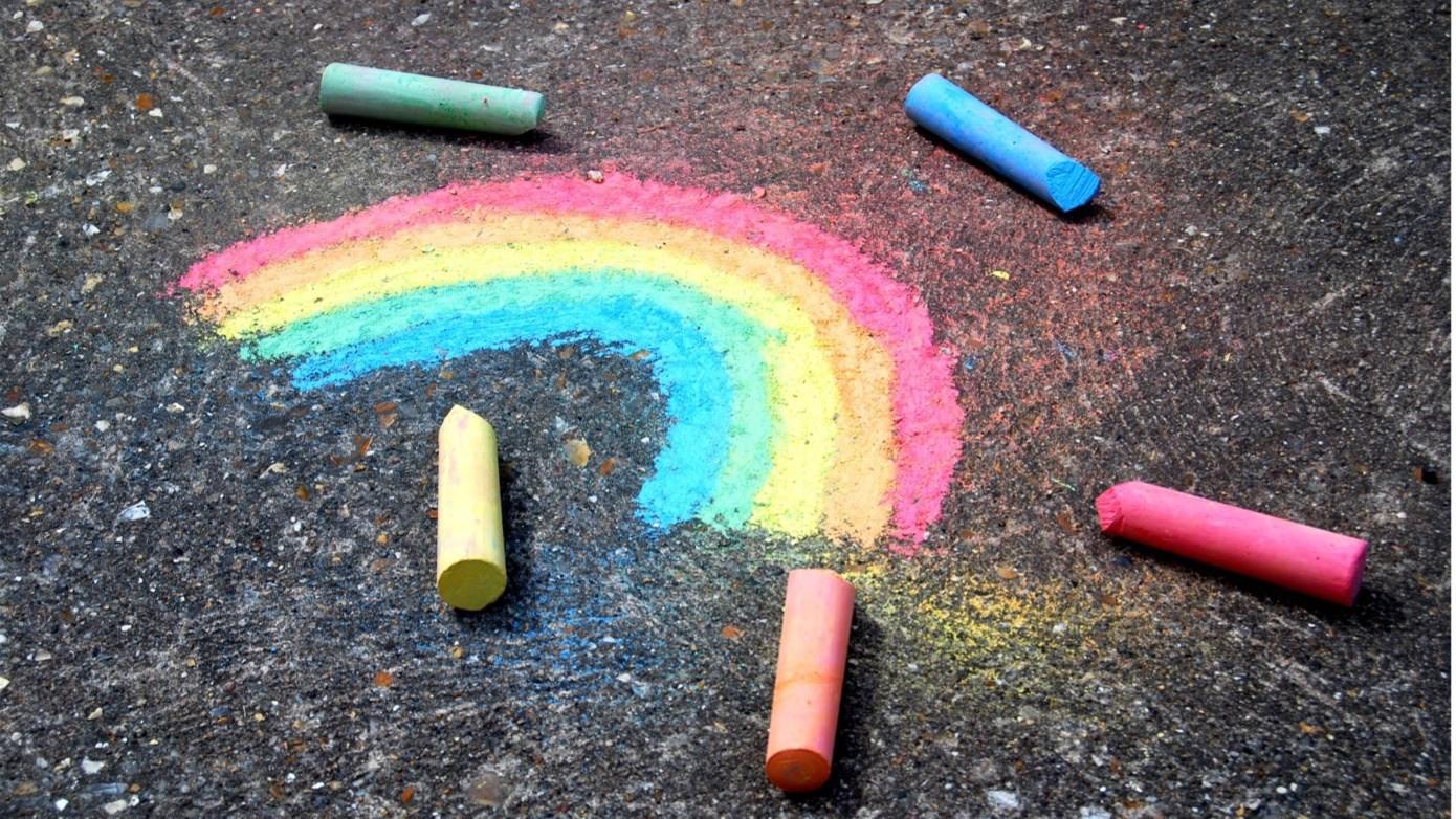 Krijttekening van een regenboog op het schoolplein van Basisschool Albert Schweitzer in Didam. Krijttekening van een regenboog op het schoolplein van Basisschool Albert Schweitzer in Didam.