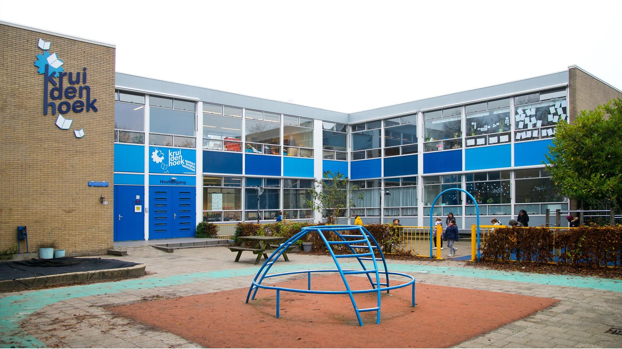 Kruidenhoek Jenaplan Basisschool in Rotterdam met een speelplaats en leerlingen buiten. Kruidenhoek Jenaplan Basisschool in Rotterdam met een speelplaats en leerlingen buiten.