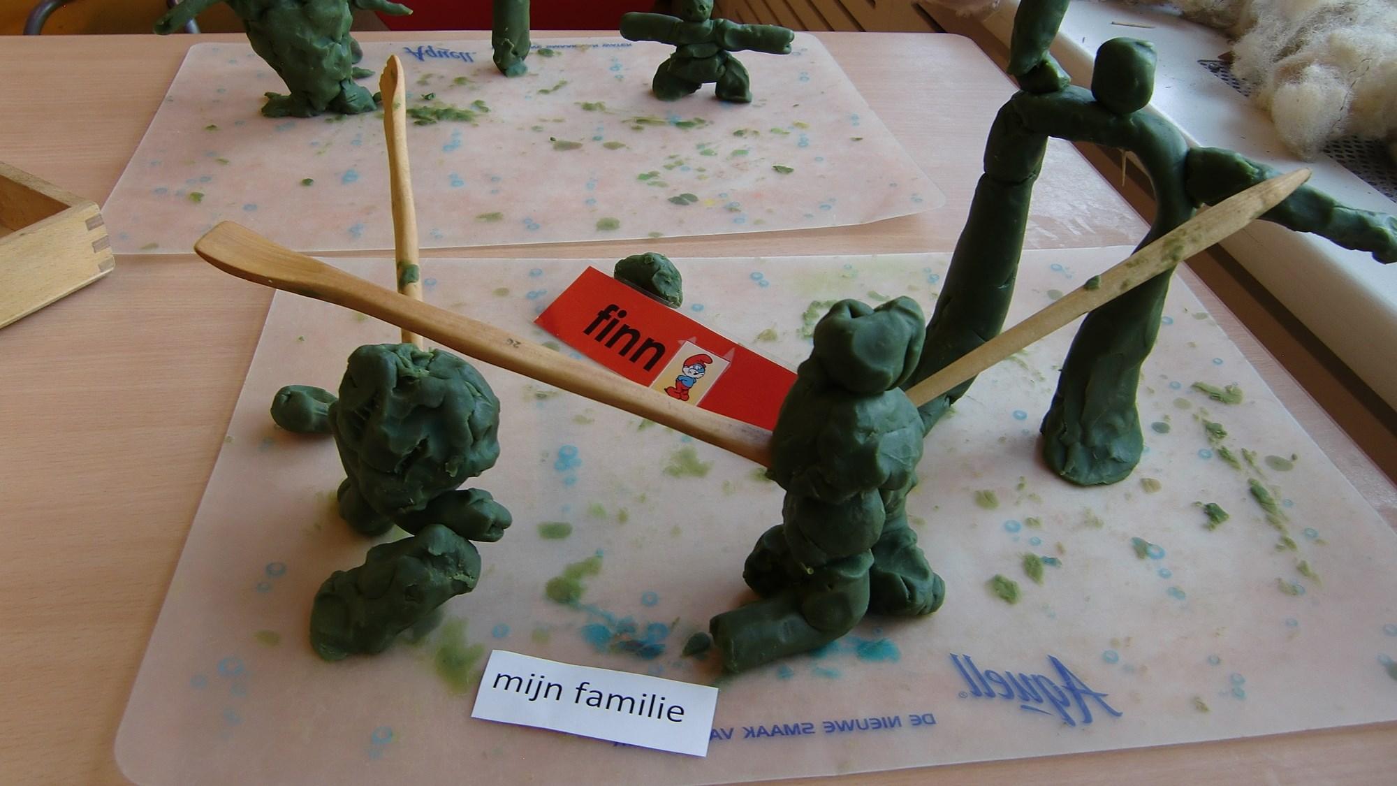 Kunstenaarlijke creaties gemaakt door leerlingen van De Finne in Warten met speelklei en houten lepel. Kunstenaarlijke creaties gemaakt door leerlingen van De Finne in Warten met speelklei en houten lepel.