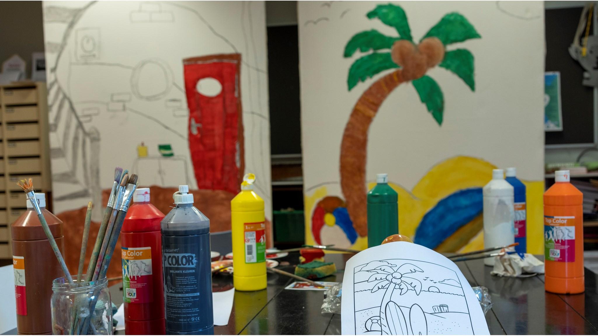 Kunstmateriaal en vakantiethema decoratie in het klaslokaal van Basisschool Valkenheuvel in Driebergen-Rijsenburg. Kunstmateriaal en vakantiethema decoratie in het klaslokaal van Basisschool Valkenheuvel in Driebergen-Rijsenburg.