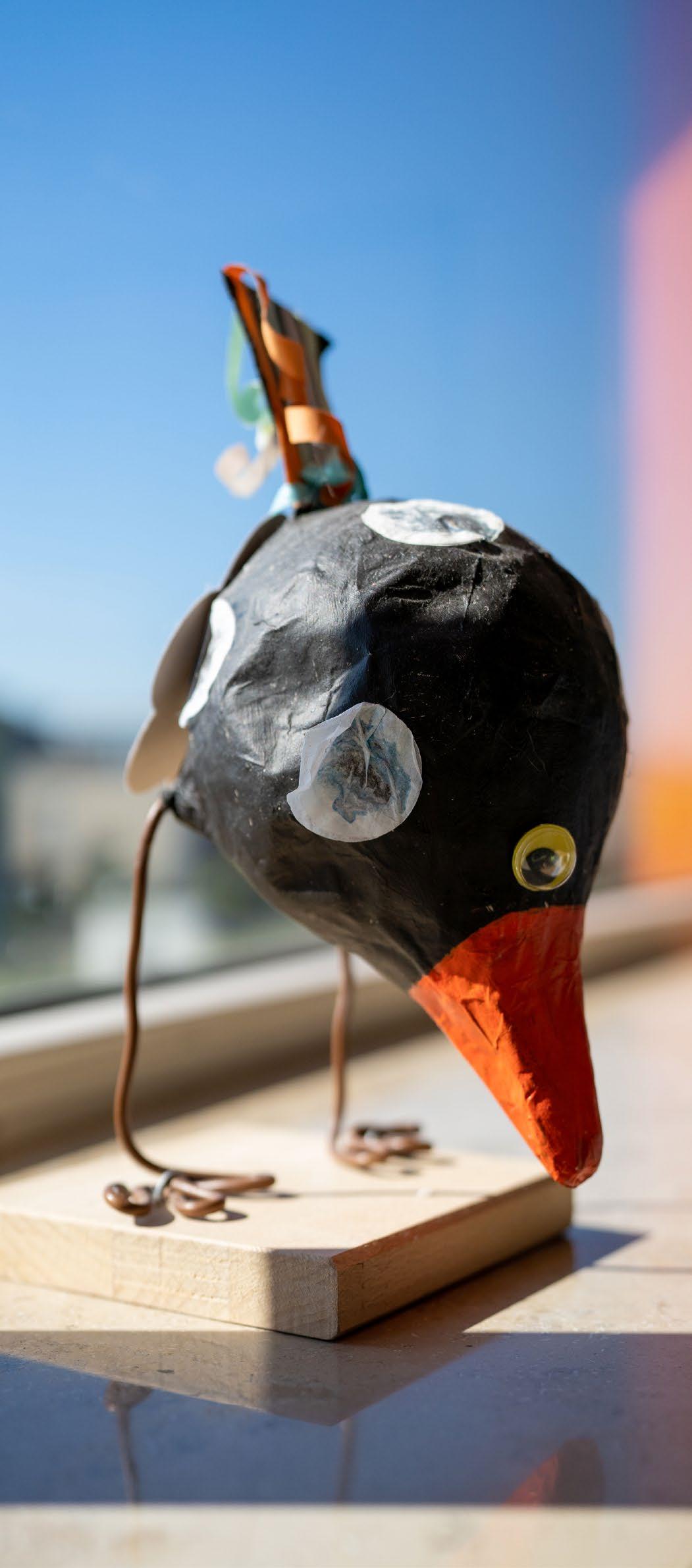 Kunstwerk van een vogel gemaakt door leerlingen van de Hubertusschool in Herten. Kunstwerk van een vogel gemaakt door leerlingen van de Hubertusschool in Herten.